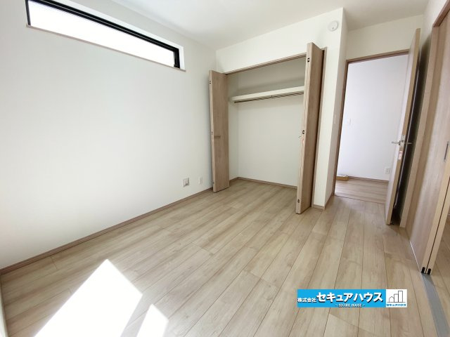 【本日ご案内可能】名古屋市南区三条2丁目　全1棟の洋室|【1階洋室5.25帖】
◆落ち着いた色合いでまとめられた洋室は、寝室や子ども部屋、書斎など多目的に活用可能。窓から自然光が入り、明るく快適に過ごせる空間です。　　　　　　　　　　　　　　　　　　　　　