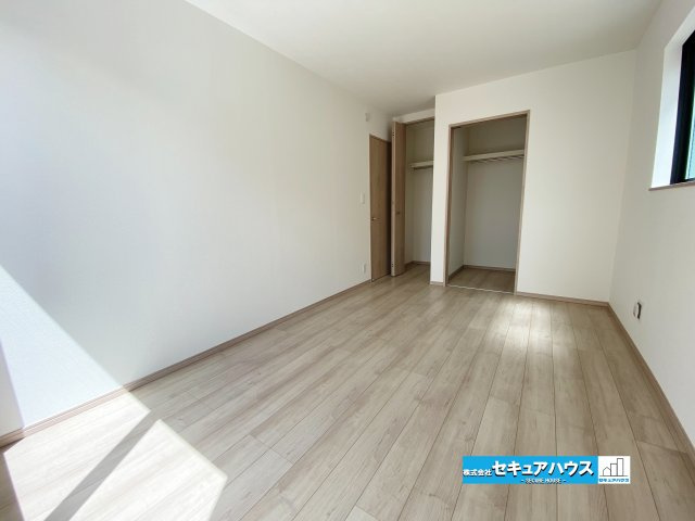 【本日ご案内可能】名古屋市南区三条2丁目　全1棟の洋室|【洋室7帖】
◆広々とした居住空間は日々の暮らしを彩り、心のやすらぎと満足感を与えてくれます。通風と採光を考慮した設計は子供たちはのびのび育ち、家族でくつろぎと団らんを生み出します。　　　　　　　　　