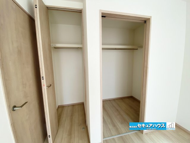【本日ご案内可能】名古屋市南区三条2丁目　全1棟の収納|【洋室7帖収納各所】
（右：ウォークインクローゼット）
（左：収納）
◆収納スペースをしっかり確保しており、衣類や季節用品、日用品までスッキリ整理整頓できます。　　　　　　　　　　　　　　　　　　　　