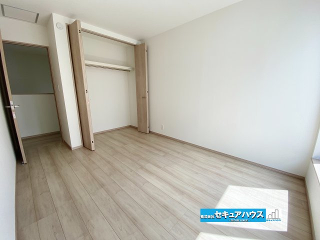 【本日ご案内可能】名古屋市南区三条2丁目　全1棟の洋室|【洋室6帖バルコニー側】
◆家族一人ひとりの大切なプライベート空間。趣味に合わせて使って頂けるようシンプルに仕上げてあります。暮らし心地を大きく左右する収納を、適材適所に配置し使い勝手を考慮しました。