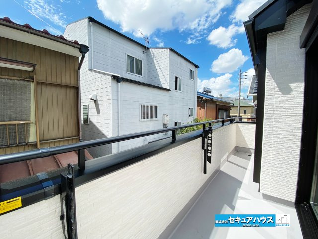 【本日ご案内可能】名古屋市南区三条2丁目　全1棟のバルコニー|【バルコニー】
◆見晴らしもよく、太陽の温かな温もりをめいっぱい受け止めてくれます。
太陽の光と爽やかな風を受けたお洗濯物はあっという間に乾き、取りこむ時には太陽の匂いを感じられそうですね。　　　　　
