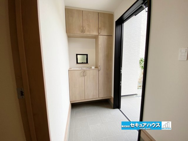 【本日ご案内可能】名古屋市南区三条2丁目　全1棟の玄関|【玄関】
◆お家に出会う人々を迎える玄関だからこそ、広々清潔感あふれる空間にしたいものです。採光・通風にも配慮された設計で毎日明るい空間をキープします♪