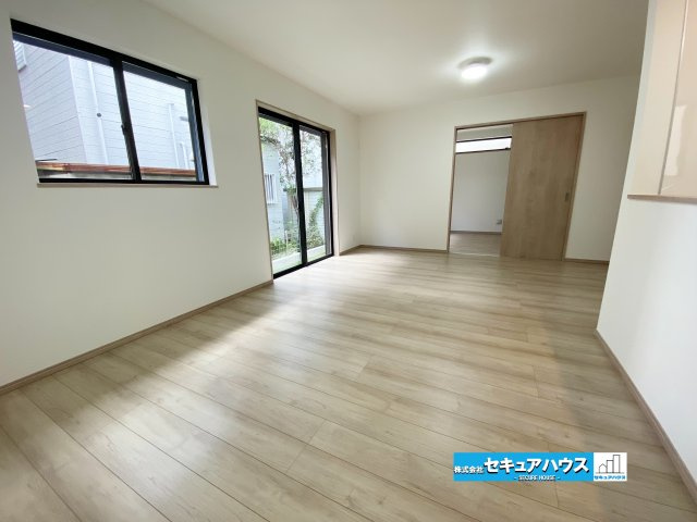 【本日ご案内可能】名古屋市南区三条2丁目　全1棟の居間・リビング|【LDK】
◆通学から帰宅し、リビングルームで会話を楽しむ子ども達。リビングから臨む景色は太陽色に染まり、解放感溢れゆったりとしたひと時を過ごすことが出来る素敵な空間です。
