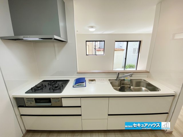 【本日ご案内可能】名古屋市南区三条2丁目　全1棟のキッチン|【キッチン】
◆同時にたくさんの料理が調理できる。「焼く・蒸す・煮る」の工程を同時進行で進めることができるので、料理を素早く作ることができます。育児でバタバタ忙しいママに嬉しい♪