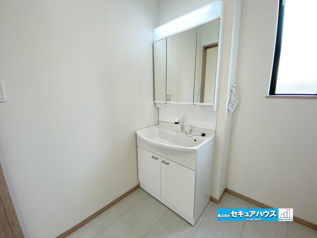 【本日ご案内可能】名古屋市南区三条2丁目　全1棟の独立洗面台|【洗面台】
◆鏡の裏にはたっぷりと収納スペースを標準装備！
◆電源を付属しているのでドライヤーなど利用できます。