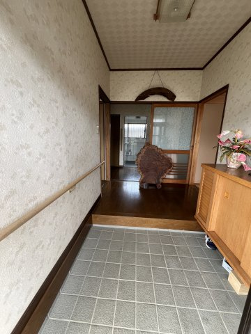 津山市日上　中古住宅　２DK の玄関