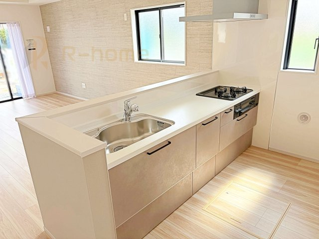 取手市宮和田15期　新築戸建て　3号棟のキッチン|料理をしながら家族とコミュニケーションが取れる対面式システムキッチン。