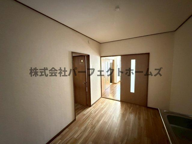 大成町戸建　賃貸の居間・リビング|こちらのリビングで趣味の時間をお楽しみください