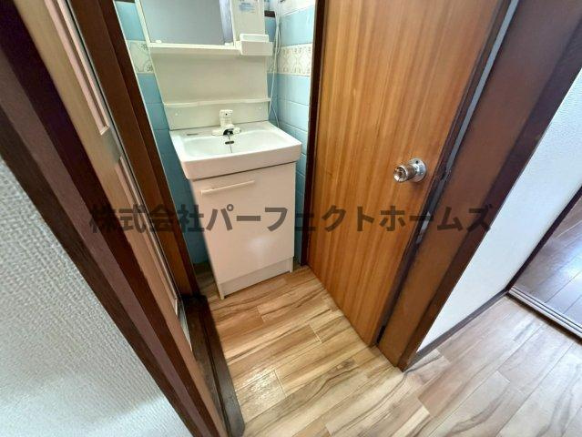 大成町戸建　賃貸の洗面所|コンパクトで使いやすい洗面所