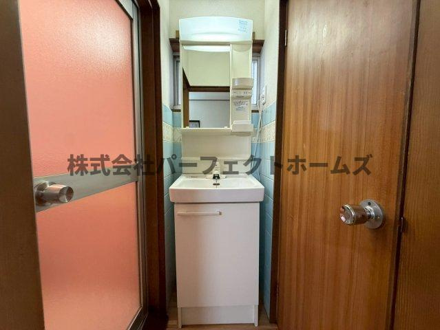 大成町戸建　賃貸の独立洗面台|朝の身支度には欠かせない独立洗面化粧台