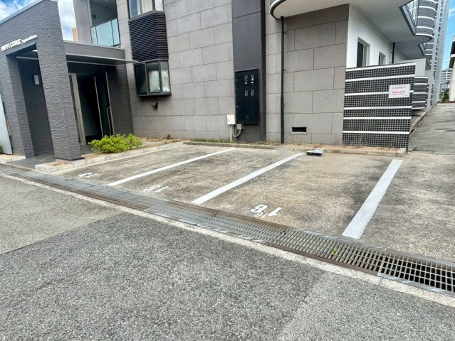 ハッピーコート手柄駅前の駐車場