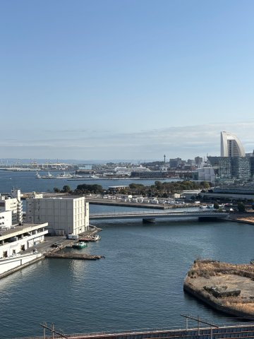 横浜港を望みます。花火もお部屋から鑑賞できます。