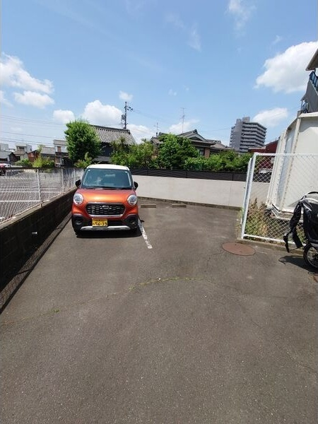 メゾン白鳥の駐車場
