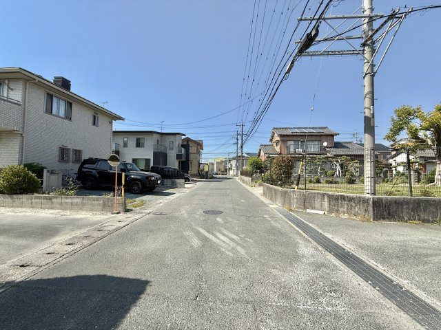 三和町 第1の前面道路含む現地写真|南から北へ向かう道路になります。