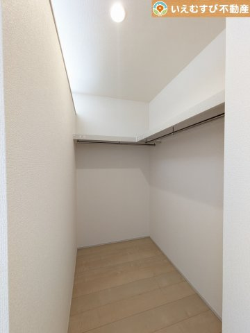Livele Garden.S　吉見町東野第2の収納|たっぷりの収納力を備えたウォークインクローゼット
たくさん収納できるので季節物やかさばるバッグなども片付きます♪