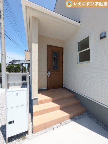 Livele Garden.S　吉見町東野第2のエントランス|落ち着いた色づかいのエントランス
駐車場からアクセスの良いエントランス。雨の日や荷物が多くても安心の動線♪