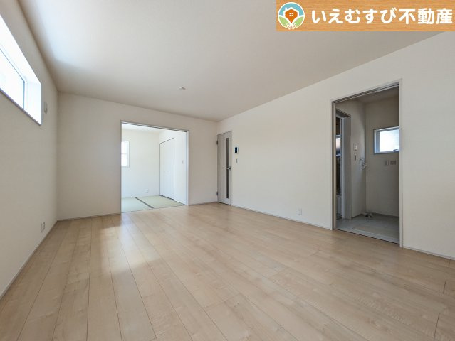 Livele Garden.S　吉見町東野第2の居間・リビング|ナチュラルな色合いで落ち着いた印象のリビングダイニング
ぬくもりのあるナチュラルな空間。グリーンを飾っても相性が良さそうですね♪