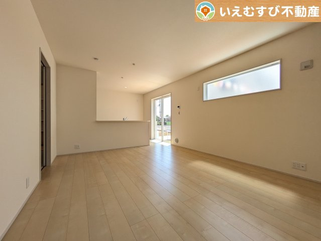 Livele Garden.S　吉見町東野第2の居間・リビング|開放感と家族との距離感にこだわったＬＤＫ
採光たっぷりのリビングで休日には家族みんなでくつろげそうですね♪