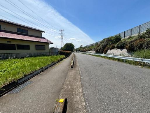 【土地】鶴ヶ島市五味ヶ谷建築条件無し売地の前面道路含む現地写真|前面道路含む現地写真です