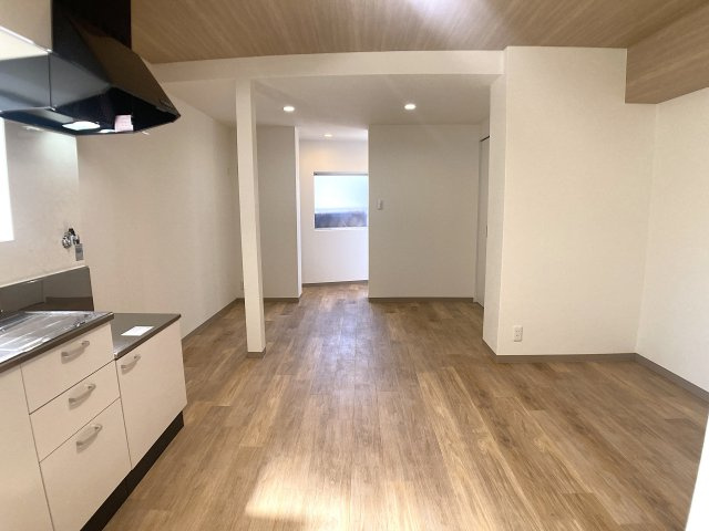 苅藻通2丁目平屋の内装|お洒落なダウンライト照明など、室内綺麗です