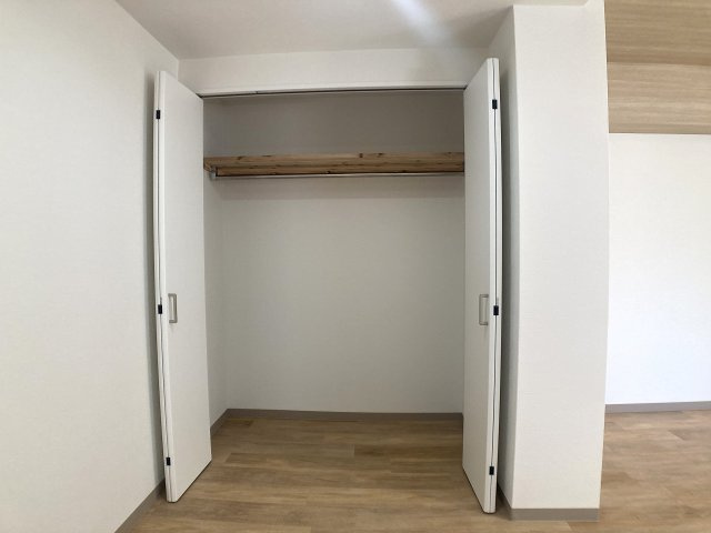 苅藻通2丁目平屋の収納|幅広の大きなクローゼット