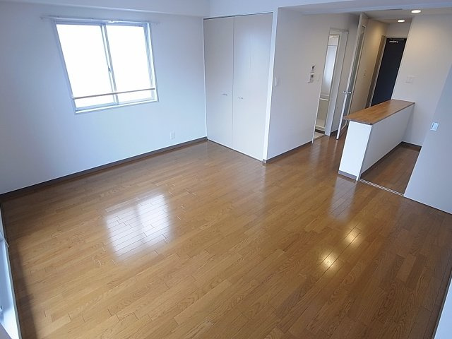 メゾンエフカミサワの内装|キッチンとは別でお部屋が10帖有り広々してます
