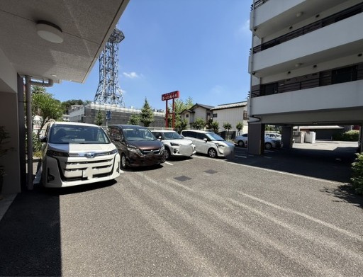 多摩市乞田の賃貸マンションの駐車場