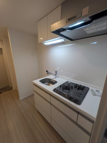 Ｌｏｇ登戸ｓｔａｔｉｏｎ　ｓｉｄｅのキッチン|※同タイプの間取りの反転タイプです。現況優先です。