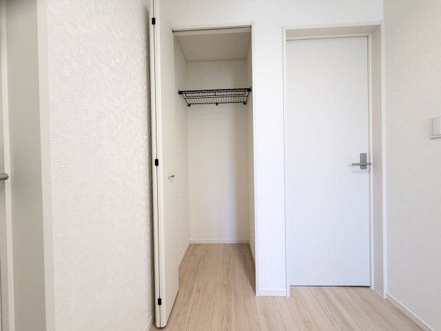 クレイドルガーデン前橋市稲荷新田町第３　３号棟の収納|１階廊下収納付き♪