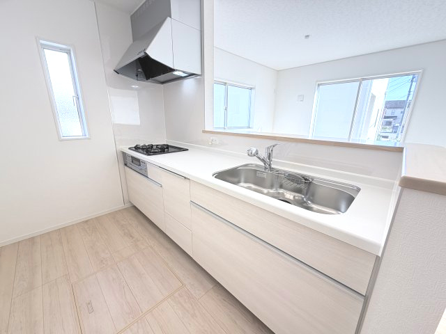 クレイドルガーデン前橋市稲荷新田町第３　３号棟のキッチン|【イメージ画像】人気のカウンターキッチン採用です☆
コンロも３口ご用意しています！調理スペースも広くストレスなくお料理できます。
浄水器つきなので美味しいお水も飲めますよ♪