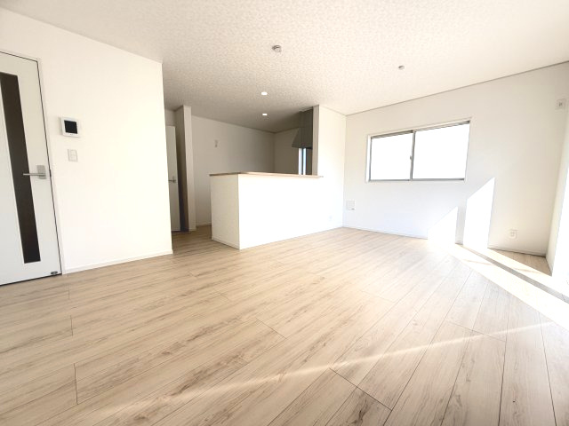 クレイドルガーデン前橋市稲荷新田町第３　３号棟の居間・リビング|【イメージ画像】ゆったり過ごせる16帖リビングです♪
人気の対面式キッチンを配した空間はお好みの家具も合わせやすく、家族がくつろぐ快適な空間造りをサポート。窓からは明るい陽光が差し込みます。