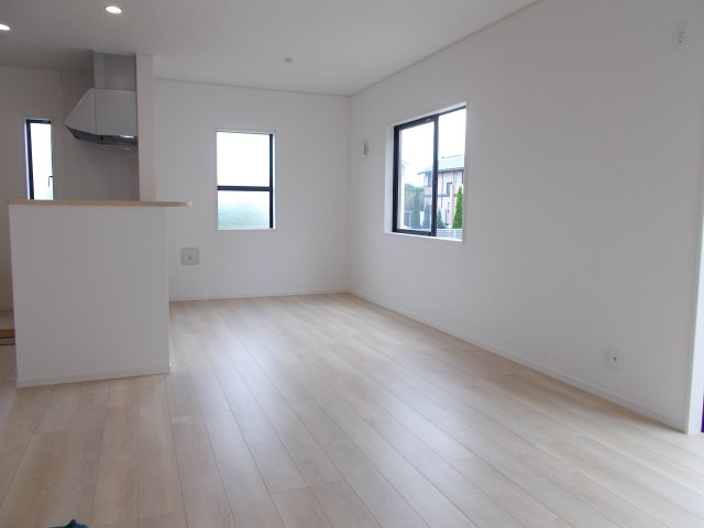 クレイドルガーデン前橋市稲荷新田町第３　３号棟の居間・リビング|【イメージ画像】ゆったり過ごせる16帖リビングです♪
人気の対面式キッチンを配した空間はお好みの家具も合わせやすく、家族がくつろぐ快適な空間造りをサポート。窓からは明るい陽光が差し込みます。