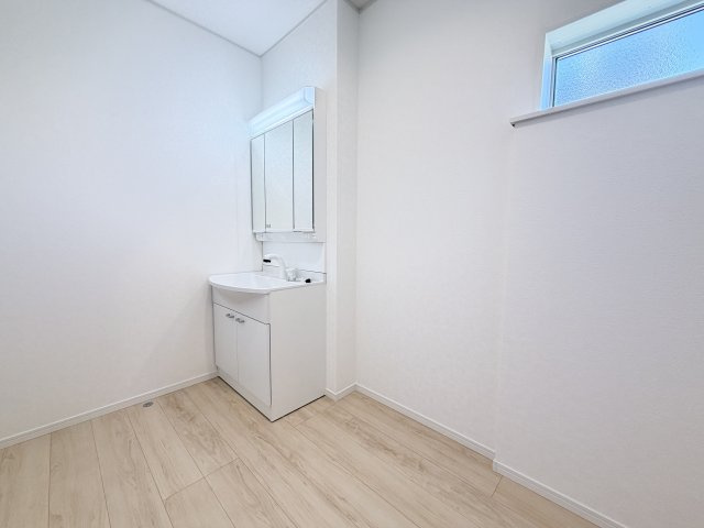クレイドルガーデン前橋市稲荷新田町第３　３号棟の独立洗面台|【イメージ画像】シャワー水栓付き洗面台で朝の身支度もバッチリです！
洗面台には収納スペースもあり洗面室もすっきり片付きますよ！