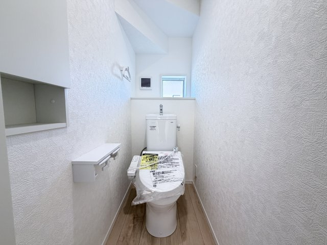 クレイドルガーデン前橋市稲荷新田町第３　３号棟のトイレ|1階トイレです。清潔感のある白を基調としています。
温水洗浄・便座暖房機能の付いた快適なトイレです☆