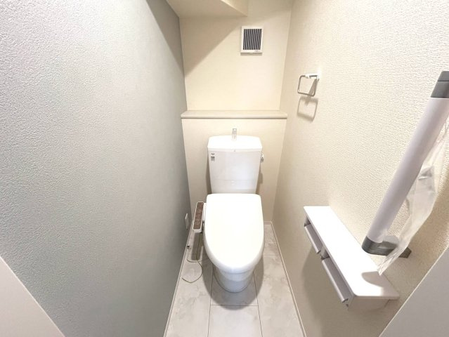 【商談中】リーブルガーデン　一宮市浅井町尾関第2　全4区画分譲のトイレ|超表面平滑加工とイオンパワーの「セフィオンテクト」加工で、汚れが付きにくく落ちやすい仕様で清潔です。
便器にフチがないので汚れが隠れて見えない部分がありません。お手入れがとってもラクラクです。