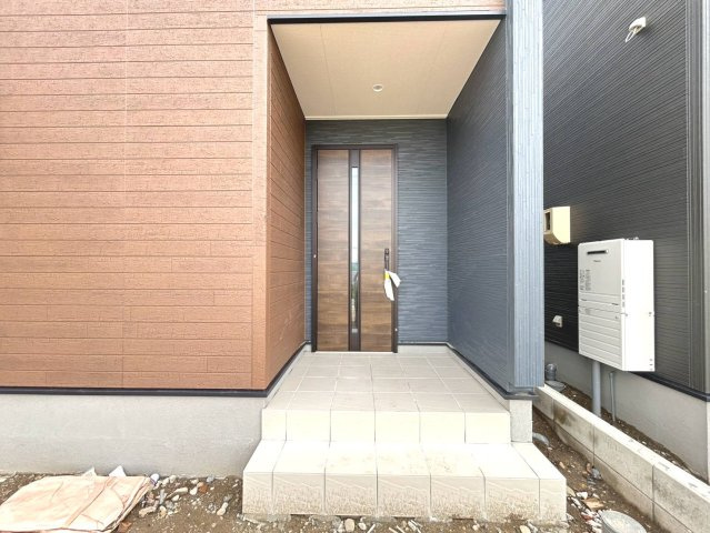 【商談中】リーブルガーデン　一宮市浅井町尾関第2　全4区画分譲の玄関|【ピッキング防止機能付き玄関ドア錠】玄関ドアの鍵は上下に２つあり、内側の下段は脱着サムターンキー。
鍵を不正に開錠されても、もう１つの鍵でピッキングを防ぎます。防犯性の高い仕様になっています。