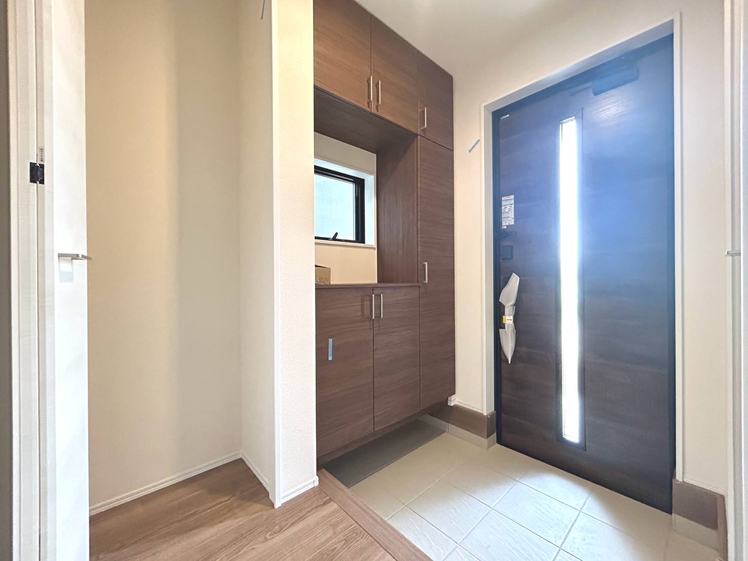 【商談中】リーブルガーデン　一宮市浅井町尾関第2　全4区画分譲の玄関|大容量のシューズ収納付きで玄関周りもすっきり！玄関ドアからの光が玄関ホールを明るくしてくれます。