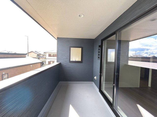 【商談中】リーブルガーデン　一宮市浅井町尾関第2　全4区画分譲のバルコニー|バルコニーは南向きで洗濯物もよく乾きます！強度と表面積硬度を持つFPRで防水しています。