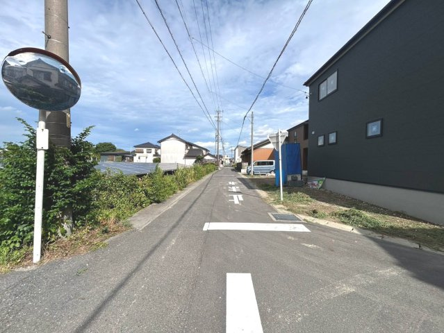 【商談中】リーブルガーデン　一宮市浅井町尾関第2　全4区画分譲の前面道路含む現地写真|■前面道路　■ヤマダ不動産　株式会社リライフ　
■夢のマイホーム購入をフルサポートします！