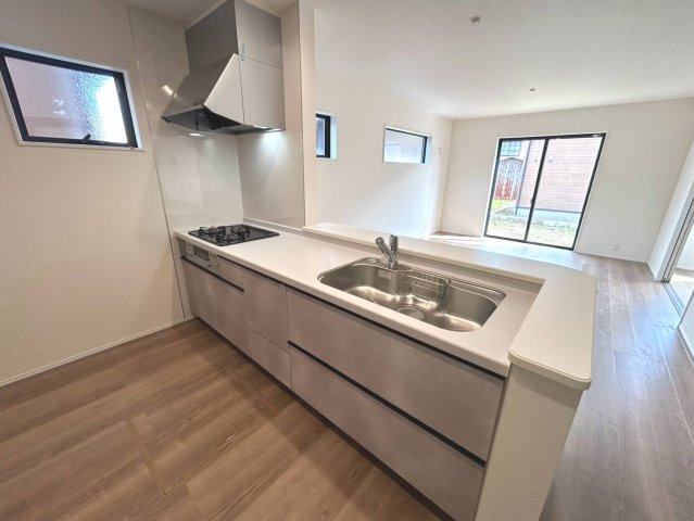 【商談中】リーブルガーデン　一宮市浅井町尾関第2　全4区画分譲のキッチン|機能的で手入れがしやすいシステムキッチンでお掃除も楽々。蛇口は浄水器内蔵型で節湯CI対応水栓です。　
人造大理石カウンターやキッチンパネルなど明るくきれいにお使いいただけます。