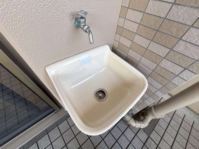 運動靴や上履きをしっかり洗える、スロップシンク。ガーデニングやバルコニーのお掃除にも便利です。