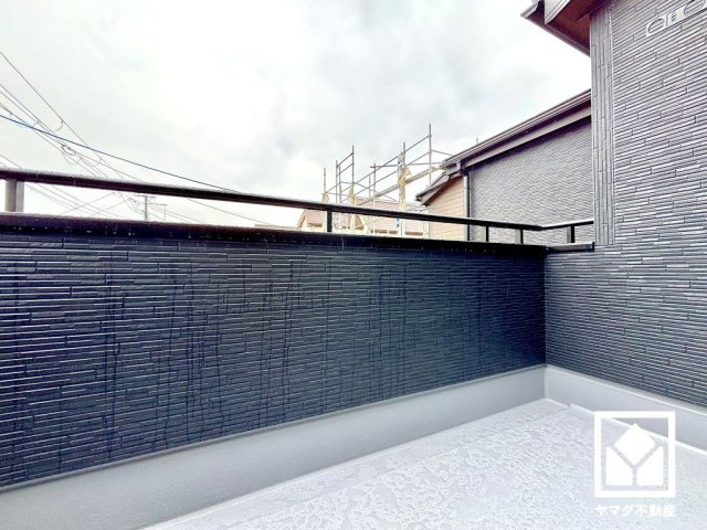 西宮市五月ケ丘　2期　の外観|真冬の寒い浴室を暖かく、また雨の日の洗濯物の乾燥にと多用途に活躍する浴室暖房乾燥機付きです。窓が設置されており、自然換気や採光も確保された明るい浴室になっています。追い炊き機能もございます。