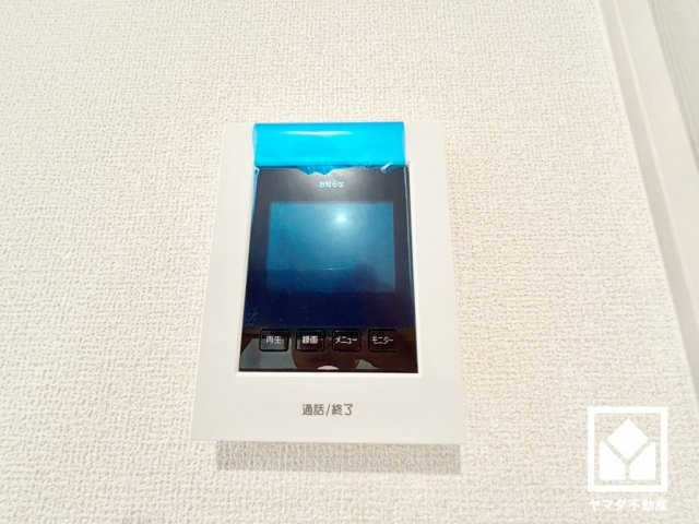 西宮市五月ケ丘　2期　の防犯設備|突然の来訪時にも防犯面で心強いモニター付きインターホンを設置。お留守番中のお子様も、室内からスムーズに相手の確認ができます。
