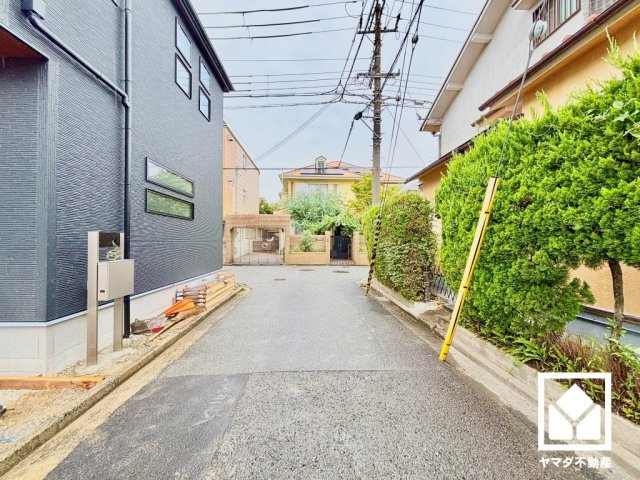 西宮市五月ケ丘　2期　の前面道路含む現地写真|阪神バス「新甲陽口」停まで徒歩5分（約400m）の立地。日中の移動や週末のお出かけなど、ライフシーンに応じたスムーズな移動を叶える、ゆとりある住環境です。
