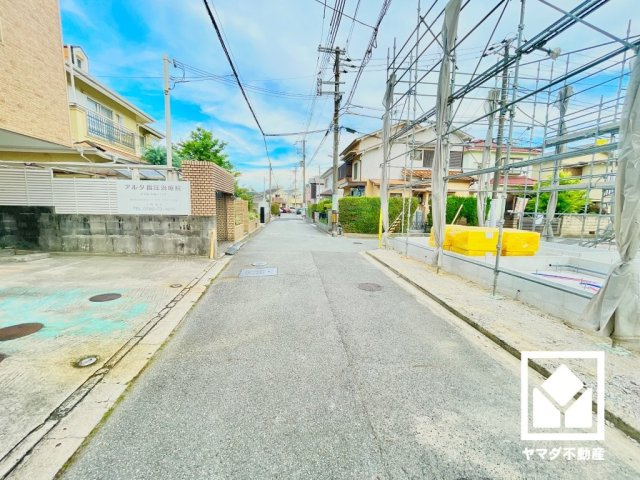 西宮市五月ケ丘　2期　の前面道路含む現地写真|阪急甲陽線「甲陽園」駅まで徒歩14分の立地。毎日の通勤・通学だけでなく、休日のお出かけまで利便性に優れています。夙川駅行きの列車が発車する始発駅のため座席に座りやすく、快適な移動が可能です。
