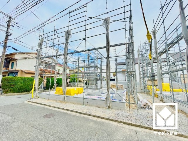 西宮市五月ケ丘　2期　の外観|南東向き・南西向きの2面採光の窓から自然光を取り込む、開放感あふれるリビングです。隅々まで光が降り注ぎ、明るく心地の良い空間。