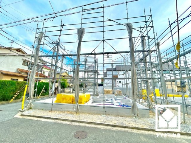 西宮市五月ケ丘　2期　の外観|キッチンはカウンター付きの対面式。配膳や片付けがしやすく、お料理中もリビングにいるお子様の様子が見守りやすい設計です。キッチン横には窓がございますので、昼間は手元が明るく、お料理がはかどります。