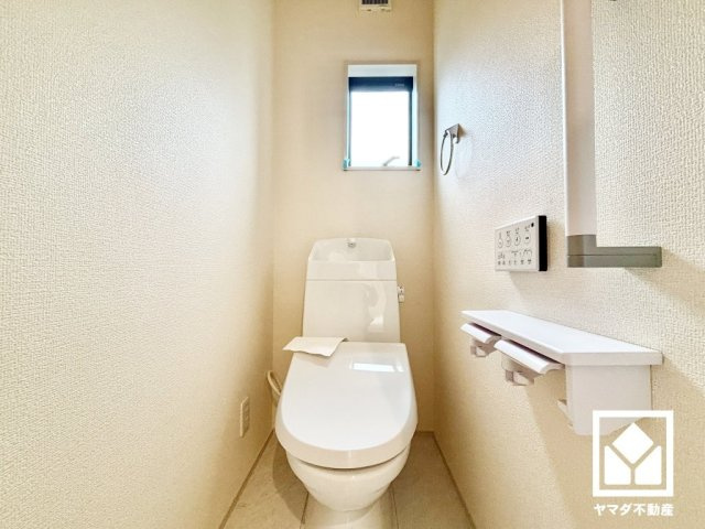 西宮市五月ケ丘　2期　のトイレ|明るく清潔感溢れるトイレです。1階・2階の2か所に設置されているので、朝の忙しい時間帯も混雑を避けやすい間取りです。温水洗浄便座付きで、季節を問わずいつでも温かい便座をお使いいただけます。