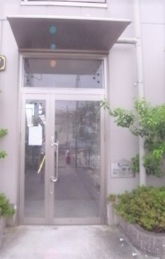 日野市平山３丁目の賃貸マンションのエントランス