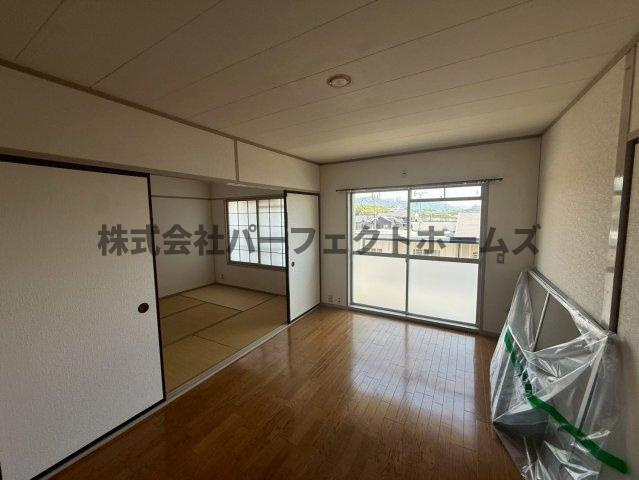 香里三井団地A76棟の居間・リビング|こちらの居間で趣味の時間をお楽しみください